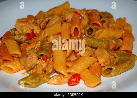 Ein Pastagericht, ein vielseitiges und komplettes Gericht, das kostengünstig ist und in wenigen Minuten zubereitet werden kann Stockfoto
