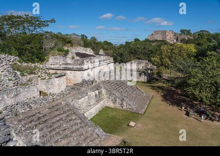 15. Januar 2019, Temozon, Yucatan, Mexiko: Die teilweise restaurierten Ruinen der Zwillingstempel auf der Oberseite des Bauwerks 17 mit der großen Ruine der Akropolis in den Ruinen der präspanischen Maya-Stadt Ek Balam in Yucatan, Mexiko. Blick von der Spitze des Ovalpalastes. (Kreditbild: © Jon G. Fuller/VW Pics via ZUMA Wire) Stockfoto