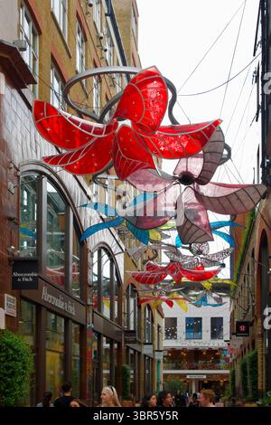 Baldachin mit Blumenarkaden, entworfen von IRAL und Brimelow McSweeney Architects im Slingsby Place St. Martin's Courtyard Covent Garden London England Großbritannien Stockfoto