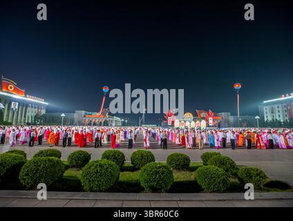 Studenten tanzen, um den 15. april den Geburtstag von Kim Il-sung, DGC, Pjöngjang, Nordkorea zu feiern Stockfoto
