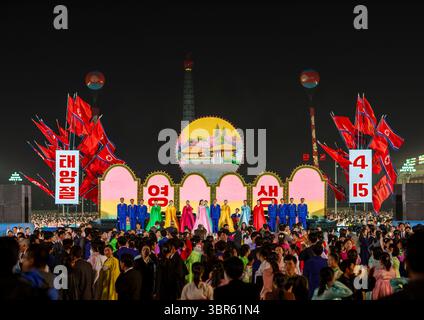 Studenten tanzen, um den 15. april den Geburtstag von Kim Il-sung, DGC, Pjöngjang, Nordkorea zu feiern Stockfoto