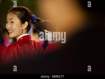 Studenten tanzen, um den 15. april den Geburtstag von Kim Il-sung, DGC, Pjöngjang, Nordkorea zu feiern Stockfoto