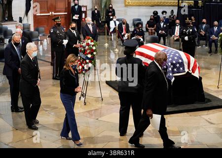 27. Juli 2020, Washington, District of Columbia, USA: Die Führung des Kongresses von rechts, James Clyburn (Demokrat von South Carolina), die Vorsitzende des US-Repräsentantenhauses Nancy Pelosi (Demokrat von Kalifornien), Mitch McConnell (Republikaner von Kentucky) und Chuck Schumer (Demokrat von New York), verlassen am Ende eines Dienstes für den verstorbenen US-Repräsentanten von Georgia (Demokrat von Georgia). eine Schlüsselfigur in der Bürgerrechtsbewegung und ein 17-amtierender Kongressabgeordneter aus Georgien, wie er Stockfoto
