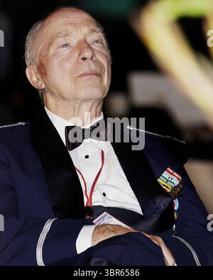 WIR ERINNERN UNS: STEVE DEPYSSLER, 101, (19. Juli 1919 bis 25. Juli 2020) ein Offizier der United States Air Force, der als einziger Amerikaner im Zweiten Weltkrieg, im Koreakrieg, im Ersten Indochina-Krieg, in der Bay of Pigs Invasion und im Vietnamkrieg diente, starb am 25. Juli 2020 in Bossier City, Louisiana an Komplikationen im Zusammenhang mit COVID-19. AKTENBILD AUS: 12. September 2002, Shreveport, Louisiana, USA: Der pensionierte Colonel STEVE DEPYSSLER, Direktor des Retiree Activities Office auf der Barksdale Air Force Base, La, hört General Norman H. Schwarzkopf während der Ehrenmedaille des Kongresses am 12. September 2002 Stockfoto