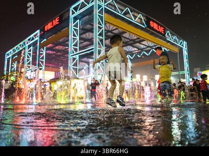 28. Juli 2020, Peking, China: Der Nachtmarkt wird am 28. Juli 2020 in Peking, China, wiedereröffnet. (Kreditbild: © TPG via ZUMA Press) Stockfoto