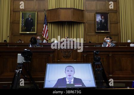 29. Juli 2020, Washington, District of Columbia, USA: Facebook-CEO Mark Zuckerberg spricht per Videokonferenz während einer Anhörung des Unterausschusses Kartellrecht, Handels- und Verwaltungsrecht, am Mittwoch, 29. Juli, in Washington auf Capitol Hill, 2020 auf Online-Plattformen und Marktmacht. Untersuchung der Dominanz von Amazon, Facebook, Google und Apple. Credit: Graeme Jennings/Pool via CNP (Credit Image: © Graeme Jennings/CNP via ZUMA Wire) Stockfoto