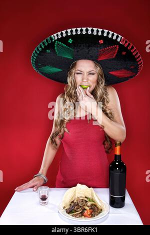 Frauen lecken eine Limette. Stockfoto