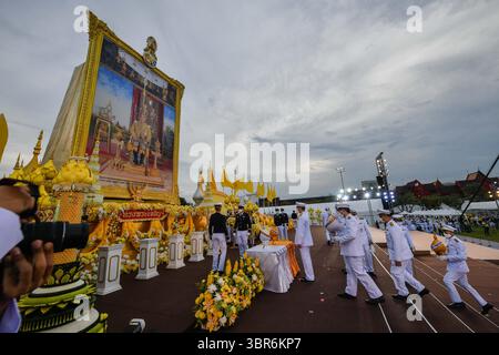 28. Juli 2020, Bangkok, Thailand: Die thailändischen königlichen Wärter würdigen ein Porträt des thailändischen Königs Maha Vajiralongkorn während seiner Feier zum 68. Geburtstag in Sanam Luang in Bangkok. (Kreditbild: © Amphol Thongmueangluang/SOPA Images via ZUMA Wire) Stockfoto