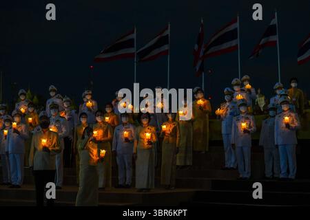 28. Juli 2020, Bangkok, Thailand: Thailändische Beamte zünden Kerzen während der Feier des 68. Geburtstages des thailändischen Königs Maha Vajiralongkorn Bodindradebayavarangkun in Sanam Luang in Bangkok an. (Kreditbild: © Amphol Thongmueangluang/SOPA Images via ZUMA Wire) Stockfoto