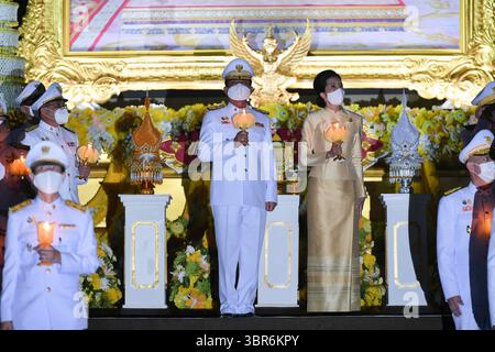 28. Juli 2020, Bangkok, Thailand: Der thailändische Premierminister Prayut Chan-o-cha (C-L) und seine Frau Naraporn Chan-o-cha (C-R) nehmen an einer feierlichen Zeremonie anlässlich des 68. Geburtstages des thailändischen Königs Maha Vajiralongkorn in Sanam Luang in Bangkok Teil. (Kreditbild: © Amphol Thongmueangluang/SOPA Images via ZUMA Wire) Stockfoto