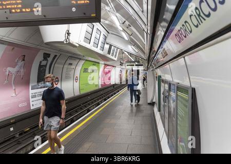 24. Juli 2020, London, Vereinigtes Königreich: Menschen tragen Gesichtsmasken als vorbeugende Maßnahme an der U-Bahn-Station Oxford Circus. Die Regierung hat heute in England das Tragen von Gesichtsschutz für alle öffentlichen Verkehrsmittel und an verschiedenen Orten wie Geschäften, Banken und Postämtern sowie in Geschäften, Supermärkten, Einkaufszentren und Bahnhöfen in England vorgeschrieben. (Kreditbild: © Edward Crawford/SOPA Images via ZUMA Wire) Stockfoto