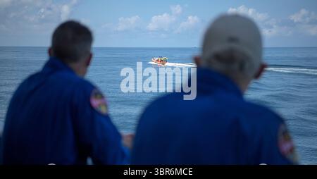 2. August 2020, Pensacola, FL, Vereinigte Staaten von Amerika: NASA-Chef-Astronaut Pat Forrester, Right, und NASA-Astronaut und Crew-Recovery-Chef Shane Kimbrough, auf dem SpaceX GO Navigator-Rettungsschiff, während sie sich auf den Absturz der SpaceX Crew Dragon Endeavour vorbereiten, die am 2. August 2020 von der Internationalen Raumstation im Golf von Mexiko vor der Küste von Pensacola, Florida zurückkehrt. Der Demo-2-Testflug für das NASA Commercial Crew Program brachte die Astronauten Robert Behnken und Douglas Hurley zur Internationalen Raumstation und brachte sie sicher an Bord einer COMME zur Erde zurück Stockfoto