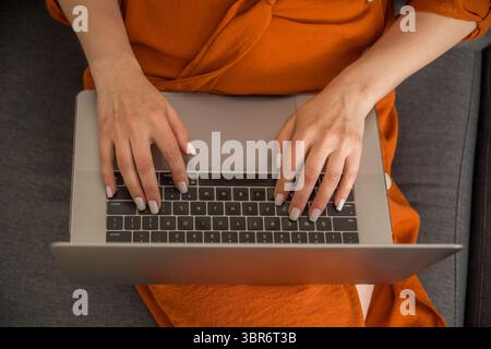 Nahaufnahme von weiblichen Händen, die an einem Laptop arbeiten, freiberuflich Stockfoto