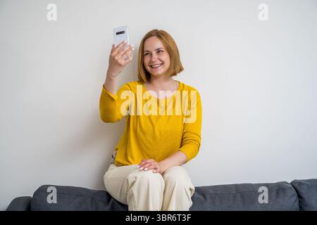 Fröhliche Frau, die ein Smartphone hält, Kopierraum Stockfoto