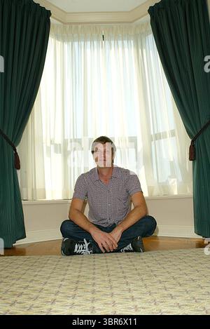 9. SEPTEMBER 2002 - TORONTO, KANADA - FAR FROM HEAVEN SHOOT.AT THE TORONTO INTERNATIONAL FILM FESTIVAL.DIRECTOR TODD HAYNES. FITZROY BARRETT / 9-9-2002 K26026FB (D) (Abbildung: © Fitzroy Berrett/ZUMA Wire) Stockfoto