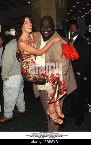 1. Januar 2011: „DIE ERSETZUNGEN“. PREMIERE IM MANN's VILLAGE THEATRE IN LA. BROOKE LANGTON und MICHAEL TALIFERRO (beide sind im Film). FITZROY BARRETT/8-7-2000 K19460FB (Abbildung: © Fitzroy Berrett/ZUMA Wire) Stockfoto