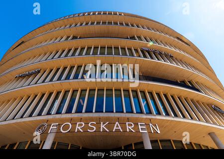 Das kreisförmige Life-Science-Gebäude Forskaren in Hagastaden in Stockholm, Schweden. Es wurde als Best Office Building 2024 und Stockholm Building of the ausgezeichnet Stockfoto