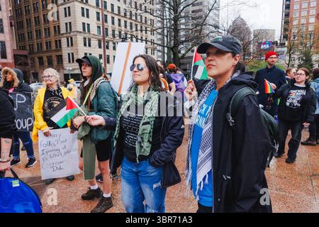 pro-palästinensische Demonstranten stehen bei einer regierungsfeindlichen Kundgebung in Menschenmenge Stockfoto