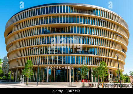 Das kreisförmige Life-Science-Gebäude Forskaren in Hagastaden in Stockholm, Schweden. Es wurde als Best Office Building 2024 und Stockholm Building of the ausgezeichnet Stockfoto
