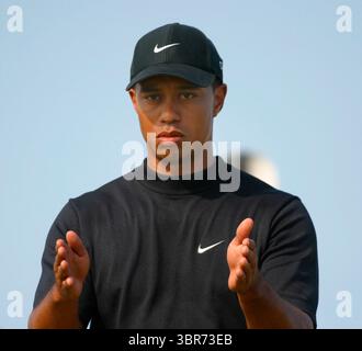 030719/ROYAL ST. GEORGES, SANDWICH, UK/FOTO MARK NEWCOMBE/THE OPEN CHAMPIONSHIP 2003 Tiger Woods bewegt Fotografen auf dem 10. T-Stück Porträt Face Happy and Smiling Close Up die Open Championship 2003, auch bekannt als die 132. Open Championship, fand vom 17. Bis 20. Juli 2003 im Royal St George's Golf Club in Sandwich, Kent, England statt. Stockfoto
