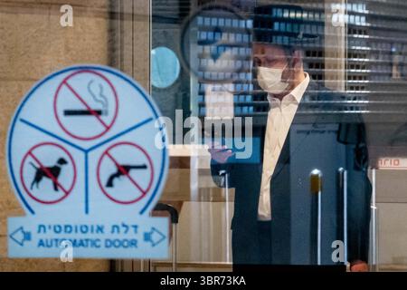 3. August 2020, Tel Aviv, Israel: Passagiere eines United Airlines-Fluges aus Newark, New York, kommen trotz Reisebeschränkungen und Flugannullierungen aufgrund des Coronavirus-Ausbruchs am Flughafen Ben Gurion von Tel Avivâ an. Eine weitere politische Debatte erschüttert die israelische Gesellschaft, da die Regierung dem Druck jüdischer ultra-orthodoxer Koalitionspartner nachzugeben scheint, die ankündigen, dass sie 12.000 religiösen Jeschiwa-Studenten, meist aus den USA, trotz Coronavirus-Beschränkungen den Zugang zum Land erlauben wird. (Bild: © Nir Alon/ZUMA Wire) Stockfoto