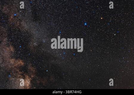 25. Juli 2019, Wheatland County: Das Sternbild Serpens, der östliche Abschnitt, der als Serpens Cauda (sein Schwanz) am nördlichen Sommerhimmel bekannt ist, mit Teilen von Ophiuchus rechts und Scutum links. Der Serpens-Ophiuchus Doppelcluster ist links, bestehend aus NGC 6633 (rechts) und IC 4756 (links). Der binokulare Cluster IC 4665 befindet sich über grünlichem Beta Ophiuchi (Cebalrai) in der Mitte. Der blaue Rasalhague und der orange Rasalgethi befinden sich oben rechts...links (östlich) von Cebalrai in der Mitte befindet sich der V-förmige Asterismus, bekannt als Taurus Poniatowski oder der â€œLittle Bulle, â€ eine Gruppe, die den Hyaden im Stier ähnelt. Die Stockfoto