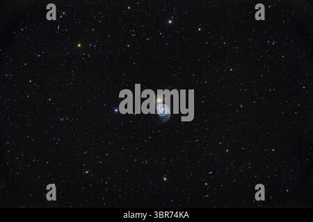 April 2020, Alberta, Kanada: Messier 51, The Whirlpool Galaxy, die klassische Spiralgalaxie in Canes Venatici am nördlichen Frühlingshimmel. ..Dies ist ein Stapel von 6 x 10-minütigen Aufnahmen mit dem apochromatischen 130-mm-Refraktor von Astro-Physics bei 1:6 (mit dem 6x7 Field Flattener) und mit der Canon EOS Ra Kamera bei ISO 800. Als Experiment in dieser milden, aber dennoch kühlen Frühlingsnacht habe ich keine dunklen Bilder oder Dunkelbilder in der Kamera aufgenommen, um das Ausmaß des thermischen Rauschens zu sehen. Auf der Ebene eines einzelnen Pixels gab es eine Menge, was beweist, dass die Kamera bei Umgebungstemperatur i Dunkelheit oder LENR benötigt Stockfoto