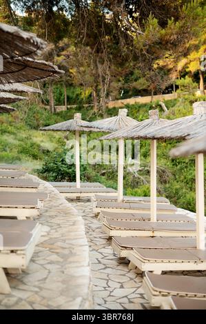 Leere Sonnenliegen auf der Stone Terrace Stockfoto