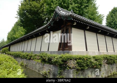 Mauer eines buddhistischen Tempels in Kyoto, Japan Stockfoto