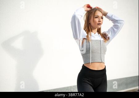 Selbstbewusste junge Frau in Cropped Hoodie Stockfoto