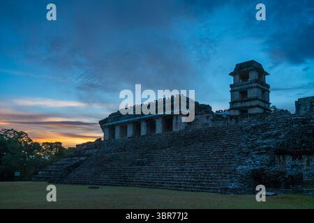 30. Juli 2018, Palenque, Chiapas, Mexiko: Der Palast bei Sonnenaufgang in den Ruinen der Maya-Stadt Palenque, Nationalpark Palenque, Chiapas, Mexiko. Ein UNESCO-Weltkulturerbe. (Kreditbild: © Jon G. Fuller, Jr/VW Bilder via ZUMA Wire) Stockfoto