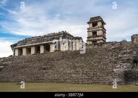 30. Juli 2018, Palenque, Chiapas, Mexiko: Der Palast mit seinem Turm in den Ruinen der Maya-Stadt Palenque, Nationalpark Palenque, Chiapas, Mexiko. Ein UNESCO-Weltkulturerbe. (Kreditbild: © Jon G. Fuller, Jr/VW Bilder via ZUMA Wire) Stockfoto