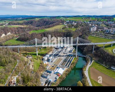 Die Brücke Pont de la Poya aus der Vogelperspektive überspannt elegant das üppige, grüne Tal und verbindet urbane Landschaften mit lebendiger Naturlandschaft, Freiburg, Schweiz. Stockfoto