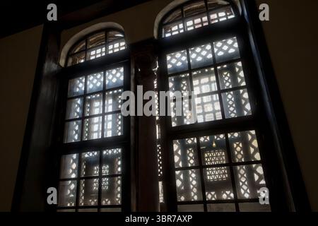 Das Amasyali-Haus und das Abu Shahin-Haus mit seiner Mühle in Rashid, bekannt als Rosetta, Nordküste Ägyptens. Stockfoto