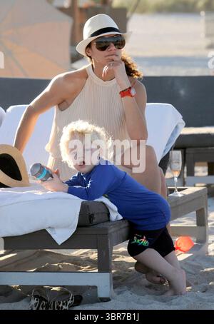 MIAMI BEACH, FL - 22. DEZEMBER: Frau der deutschen Tennislegende Boris Becker, Sharlely ''Lilly'' Kerssenberg und Sohn Amadeus Becker werden am Strand beim Spielen gesehen. Am 22. Dezember 2011 in Miami Beach, Florida...Leute: Sharlely Kerssenberg Amadeus Becker (Kreditbild: © SMG via ZUMA Wire) Stockfoto