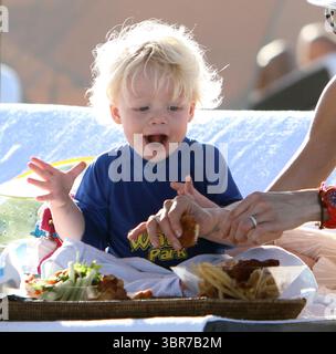 MIAMI BEACH, FL - 22. DEZEMBER: Frau der deutschen Tennislegende Boris Becker, Sharlely ''Lilly'' Kerssenberg und Sohn Amadeus Becker werden am Strand beim Spielen gesehen. Am 22. Dezember 2011 in Miami Beach, Florida... Menschen: Amadeus Becker (Kreditbild: © SMG via ZUMA Wire) Stockfoto