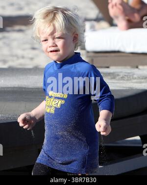 MIAMI BEACH, FL - 22. DEZEMBER: Frau der deutschen Tennislegende Boris Becker, Sharlely ''Lilly'' Kerssenberg und Sohn Amadeus Becker werden am Strand beim Spielen gesehen. Am 22. Dezember 2011 in Miami Beach, Florida... Menschen: Amadeus Becker (Kreditbild: © SMG via ZUMA Wire) Stockfoto