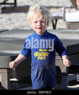 MIAMI BEACH, FL - 22. DEZEMBER: Frau der deutschen Tennislegende Boris Becker, Sharlely ''Lilly'' Kerssenberg und Sohn Amadeus Becker werden am Strand beim Spielen gesehen. Am 22. Dezember 2011 in Miami Beach, Florida... Menschen: Amadeus Becker (Kreditbild: © SMG via ZUMA Wire) Stockfoto