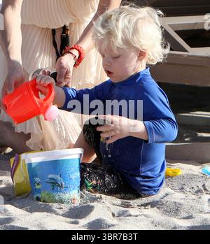 MIAMI BEACH, FL - 22. DEZEMBER: Frau der deutschen Tennislegende Boris Becker, Sharlely ''Lilly'' Kerssenberg und Sohn Amadeus Becker werden am Strand beim Spielen gesehen. Am 22. Dezember 2011 in Miami Beach, Florida... Menschen: Amadeus Becker (Kreditbild: © SMG via ZUMA Wire) Stockfoto