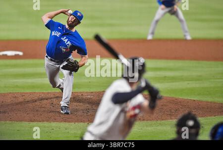 6. August 2020: Der Toronto Blue Jays Pitcher Jordan Romano liefert im 8. Inning eines MLB-Spiels gegen die Atlanta Braves im Truist Park in Atlanta, GA, einen Platz. Austin McAfee/CSM(Kreditbild: &Copy; Austin McAfee/CSM via ZUMA Wire) Stockfoto