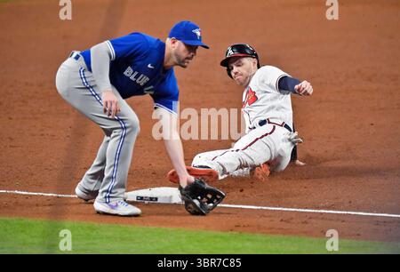 6. August 2020: Atlanta Braves erster Baseman Freddie Freeman (rechts) rutscht während des sechsten Inning eines MLB-Spiels gegen die Toronto Blue Jays im Truist Park in Atlanta, GA, in die dritte Base. Austin McAfee/CSM(Kreditbild: &Copy; Austin McAfee/CSM via ZUMA Wire) Stockfoto