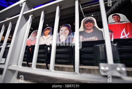 6. August 2020: Kartonausschnitte von Fans füllen die Plätze eines MLB-Spiels zwischen den Toronto Blue Jays und den Atlanta Braves im Truist Park in Atlanta, GA. Austin McAfee/CSM(Kreditbild: &Copy; Austin McAfee/CSM via ZUMA Wire) Stockfoto