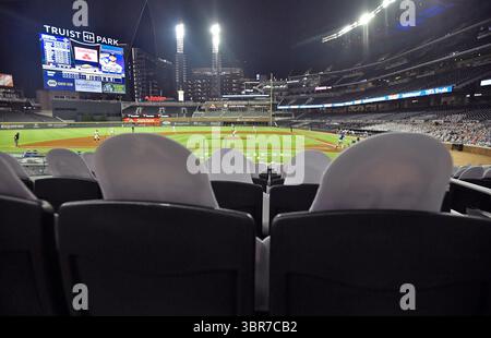 6. August 2020: Kartonausschnitte von Fans füllen die Plätze eines MLB-Spiels zwischen den Toronto Blue Jays und den Atlanta Braves im Truist Park in Atlanta, GA. Austin McAfee/CSM(Kreditbild: &Copy; Austin McAfee/CSM via ZUMA Wire) Stockfoto