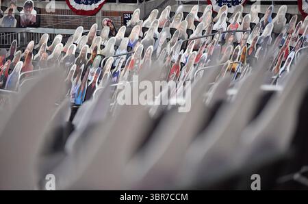 6. August 2020: Kartonausschnitte von Fans füllen die Plätze eines MLB-Spiels zwischen den Toronto Blue Jays und den Atlanta Braves im Truist Park in Atlanta, GA. Austin McAfee/CSM(Kreditbild: &Copy; Austin McAfee/CSM via ZUMA Wire) Stockfoto