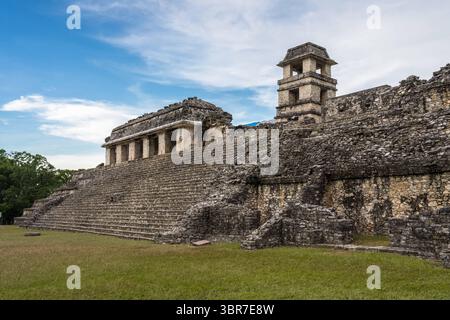 30. Juli 2018, Palenque, Chiapas, Mexiko: Der Palast mit seinem Turm in den Ruinen der Maya-Stadt Palenque, Nationalpark Palenque, Chiapas, Mexiko. Ein UNESCO-Weltkulturerbe. (Kreditbild: © Jon G. Fuller, Jr/VW Bilder via ZUMA Wire) Stockfoto