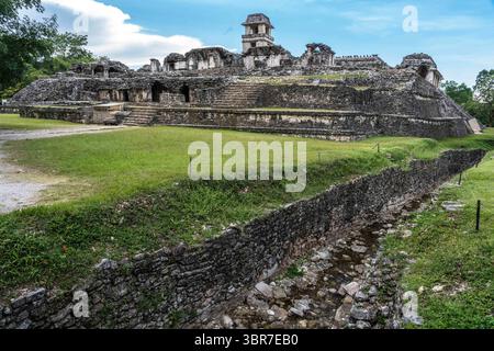 30. Juli 2018, Palenque, Chiapas, Mexiko: Palast und Aquädukt in den Ruinen der Maya-Stadt Palenque, Nationalpark Palenque, Chiapas, Mexiko. Ein UNESCO-Weltkulturerbe. (Kreditbild: © Jon G. Fuller, Jr/VW Bilder via ZUMA Wire) Stockfoto