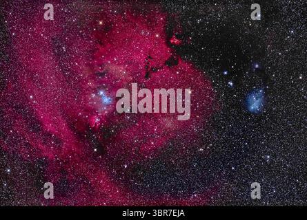 26. Januar 2020, Alberta, Kanada: Dies ist die nebelreiche Region im Sternbild Monoceros, Einhorn mit dem dunklen Kegelnebel (links vom Zentrum) und dem kleinen V-förmigen und hellen Hubbleâ Variablennebel am Boden, einem Reflexionsnebel, der in Form und Helligkeit variiert. Über dem Kegelnebel befindet sich der dreieckige Weihnachtsbaumhaufen NGC 2264, hier kopfüber, da der hellblaue Stern 15 Mon die Basis des Baumes bildet. Der große Bereich der Vernebelung ist Sharpless 2-273. Der V-förmige dunkle Nebel über der Mitte ist LDN 1603. ..in der Nähe von 15 Monaten ist ein blauer Reflexionsnebel. Eine weitere blaue Reflexion n Stockfoto