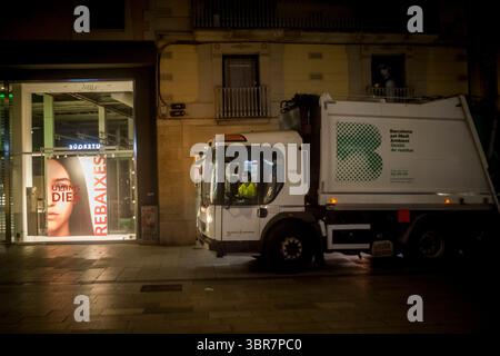 11. August 2020, Barcelona, Katalonien, Spanien: Eine Frau fährt nachts einen Müllwagen an der leeren Einkaufsstraße Portal del Angel in Barcelona vorbei. Am 11. August 2020 meldete Spanien 8.618 neue COVID-19-Fälle seit Freitag. (Bild: © Jordi Boixareu/ZUMA Wire) Stockfoto