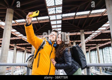 Glückliches Touristenpaar, das Selfie im Bahnhof macht Stockfoto