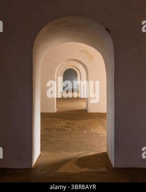 6. Februar 2017: Ein Blick auf die inneren Eingänge zwischen Kasematten auf der unteren plaza-Ebene des Castillo San Felipe del Morro in Old San Juan, Puerto Rico. San Juan National Historic Site und UNESCO-Weltkulturerbe. Im U.S. National Register of Historic Places aufgeführt. (Kreditbild: © Jon G. Fuller, Jr/VW Bilder via ZUMA Wire) Stockfoto